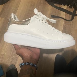 Basically brand new, wore once for graduation and that’s it.